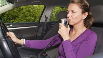 Donna al volante soffia nel alcolock
